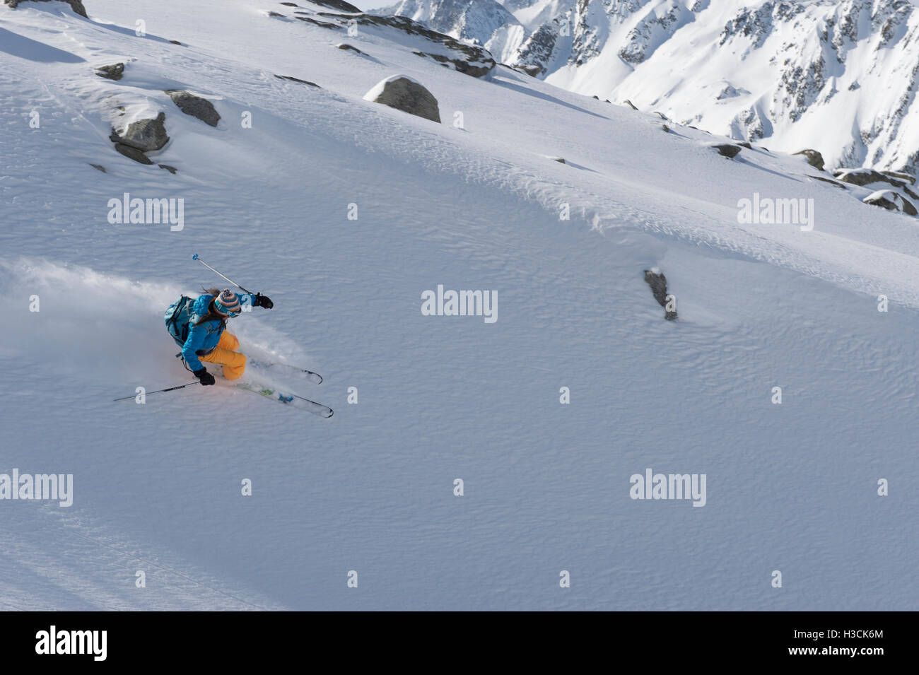 Una donna sciare giù un dolce pendio in polvere. Freeride al suo meglio. Foto Stock Una donna sciare giù un dolce pendio in polvere. Freeride al suo meglio. Foto Stock
