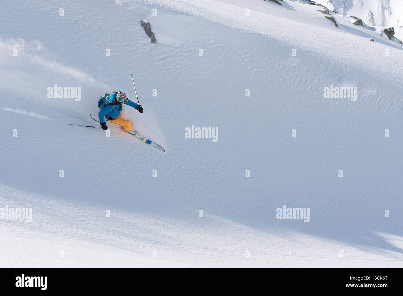 Freeride sciatore su un dolce pendio in polvere Foto Stock Freeride sciatore su un dolce pendio in polvere Foto Stock