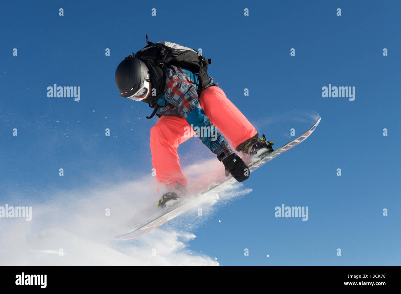 Salto con uno scarpone da snowboard con un grab Foto Stock Salto con uno scarpone da snowboard con un grab Foto Stock