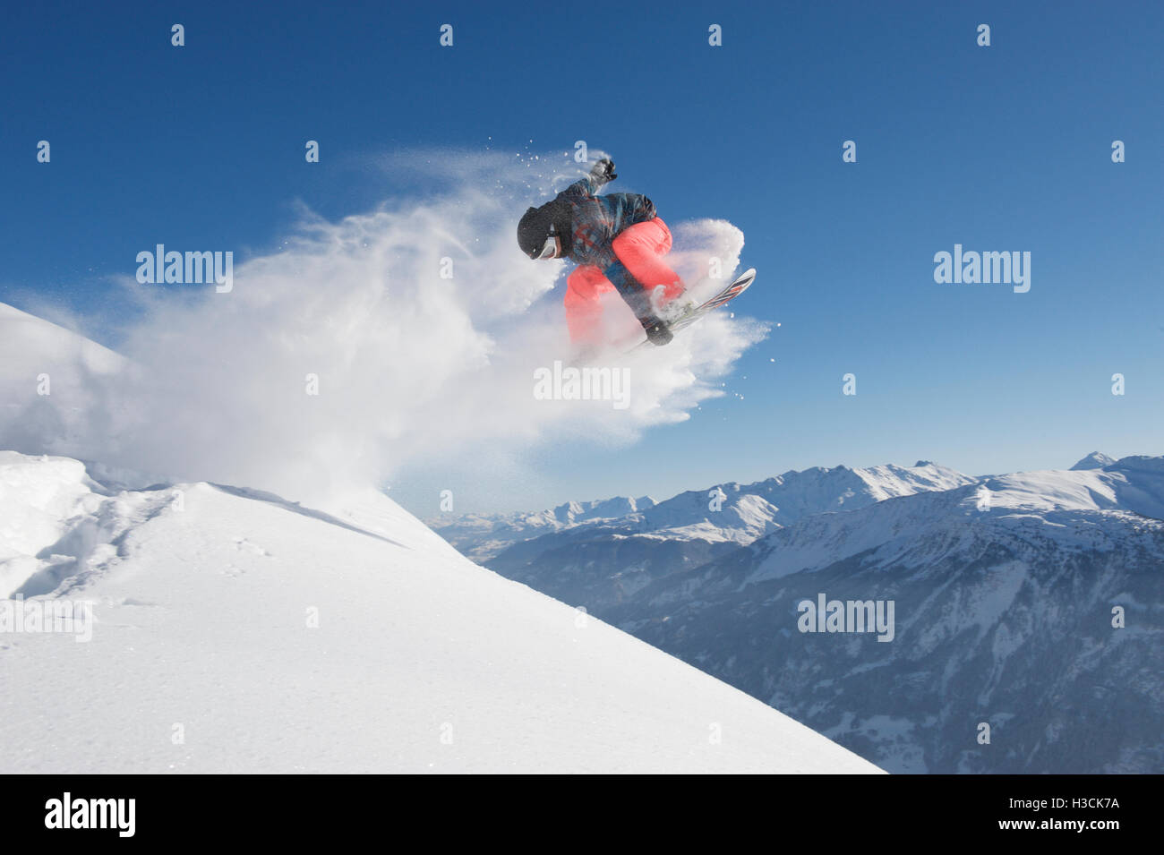Salto con uno scarpone da snowboard con un grab Foto Stock