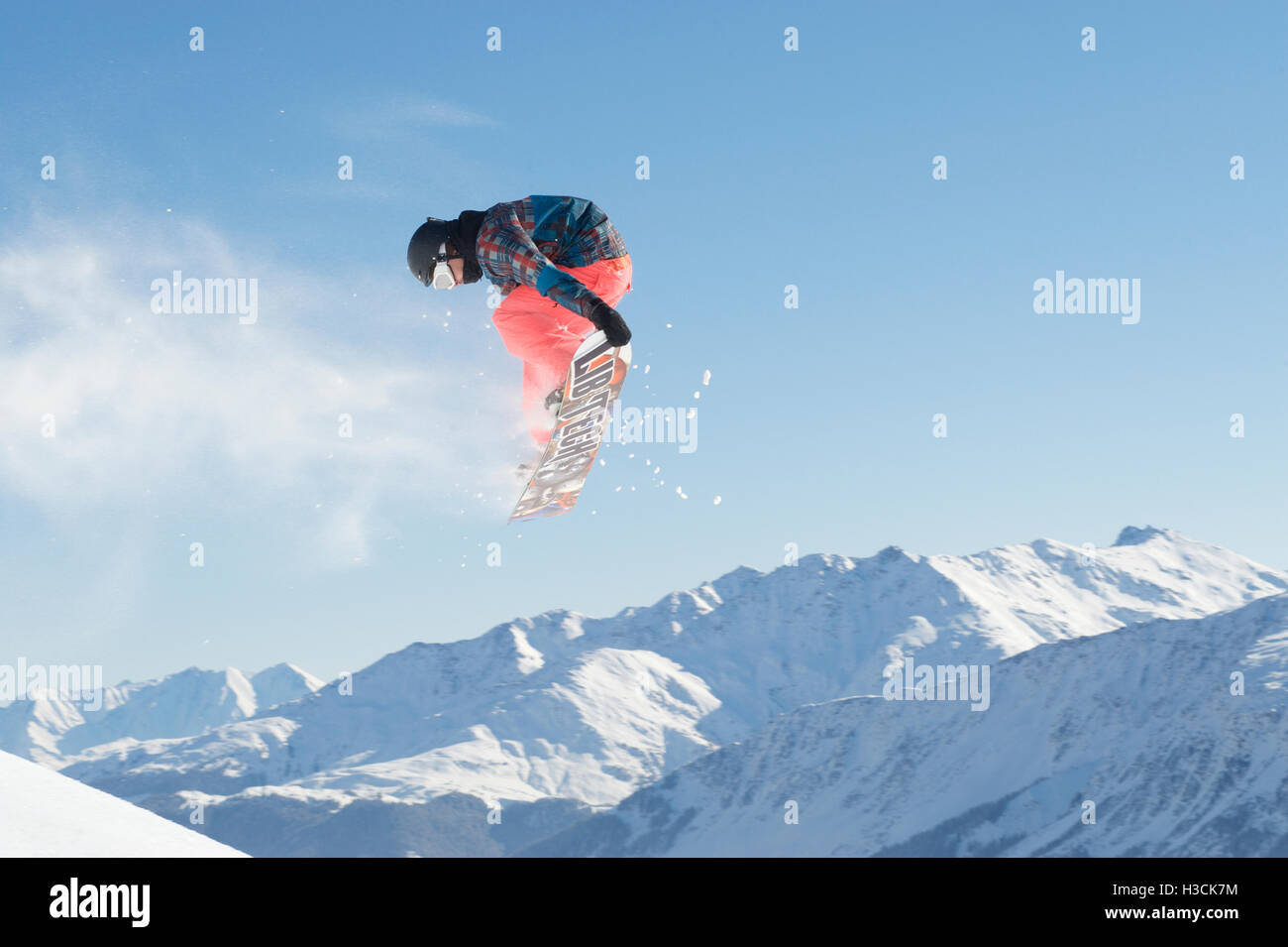 Salto con uno scarpone da snowboard con un grab Foto Stock