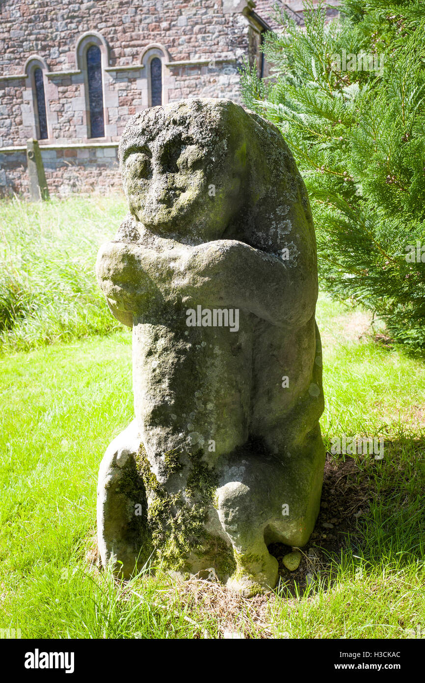 Uno dei quattro famosi orsi in pietra sul sagrato a Dacre Cumbria Regno Unito. Foto Stock
