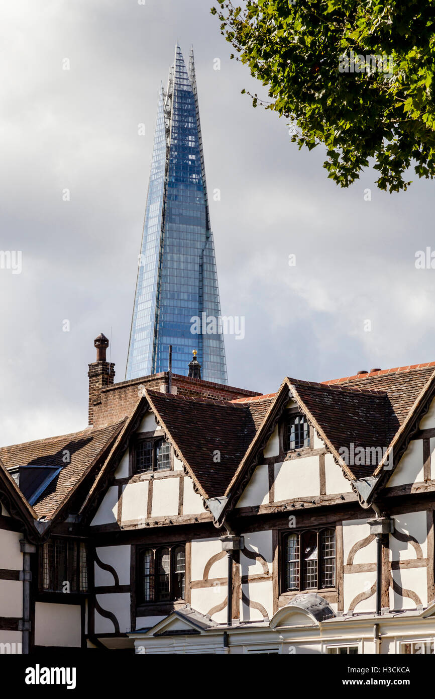 La Shard presi dall'interno della Torre di Londra, Londra, Inghilterra Foto Stock