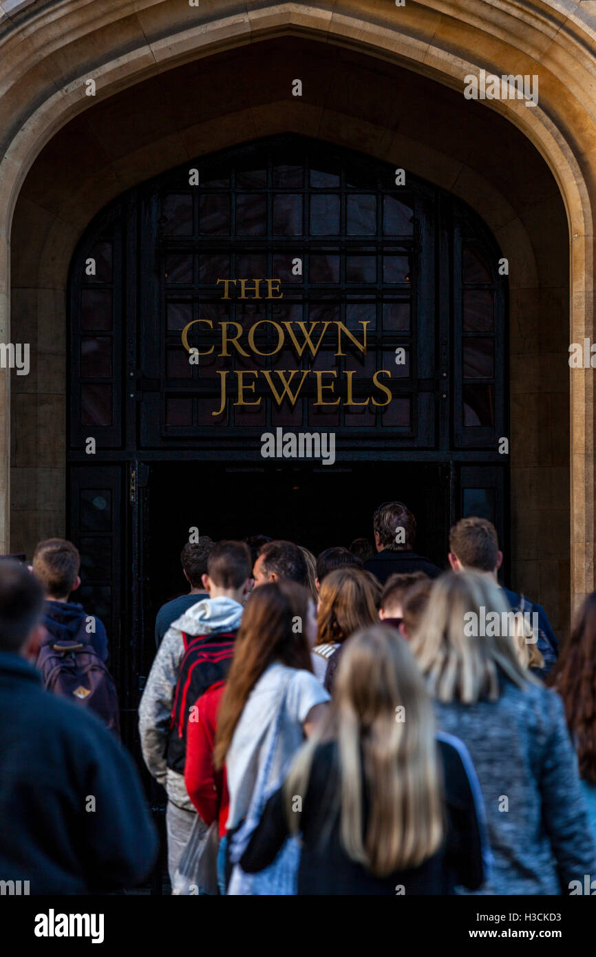 La gente in coda per vedere i gioielli della Corona nella Jewel House presso la Torre di Londra, Londra, Inghilterra Foto Stock