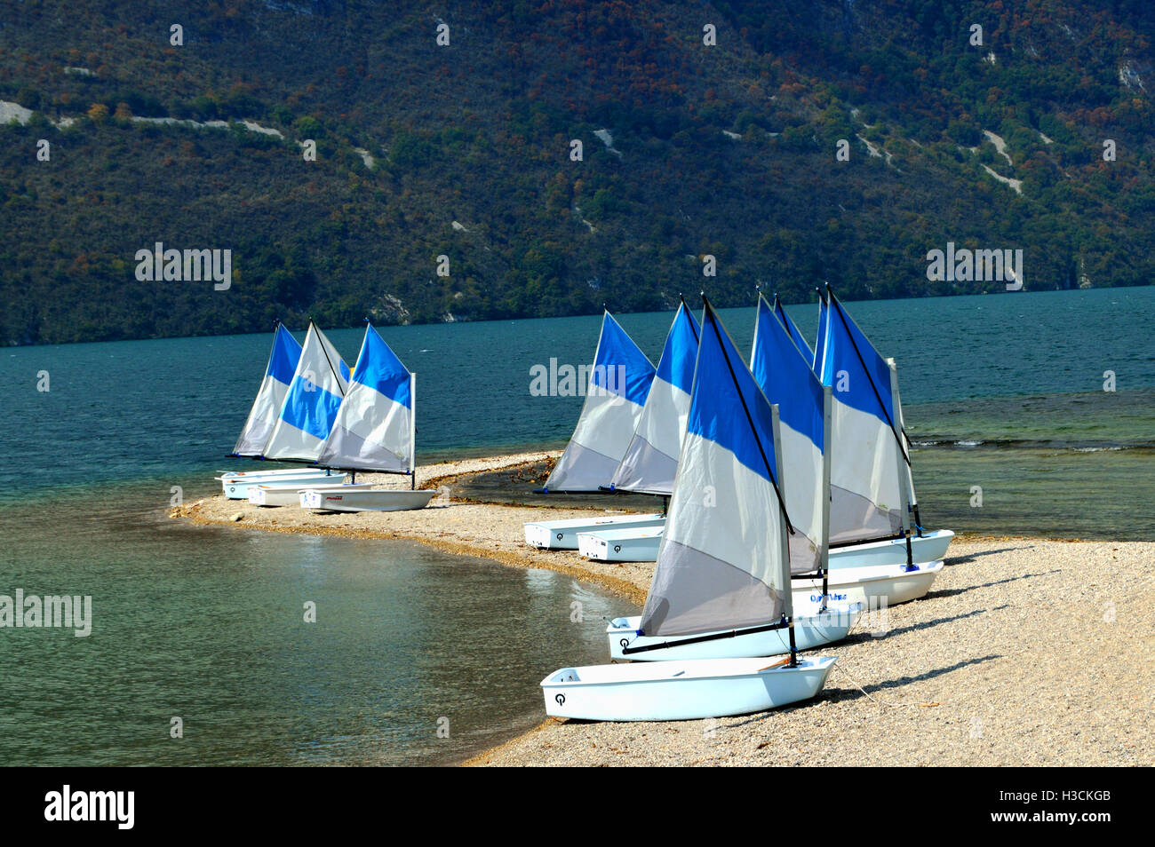Poco le barche a vela sul lago a Aix-les-Bains, Francia Foto Stock