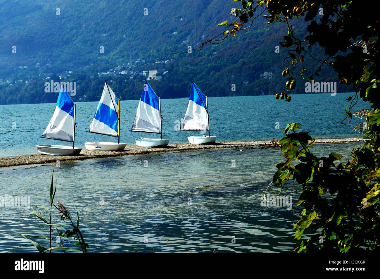 Poco le barche a vela sul lago a Aix-les-Bains, Francia Foto Stock