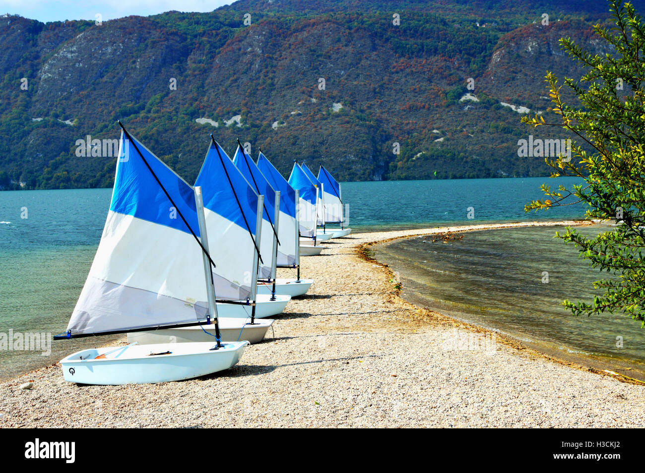 Poco le barche a vela sul lago a Aix-les-Bains, Francia Foto Stock