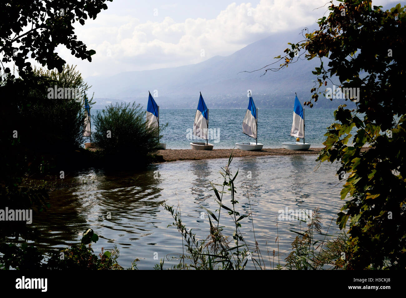 Poco le barche a vela sul lago a Aix-les-Bains, Francia Foto Stock