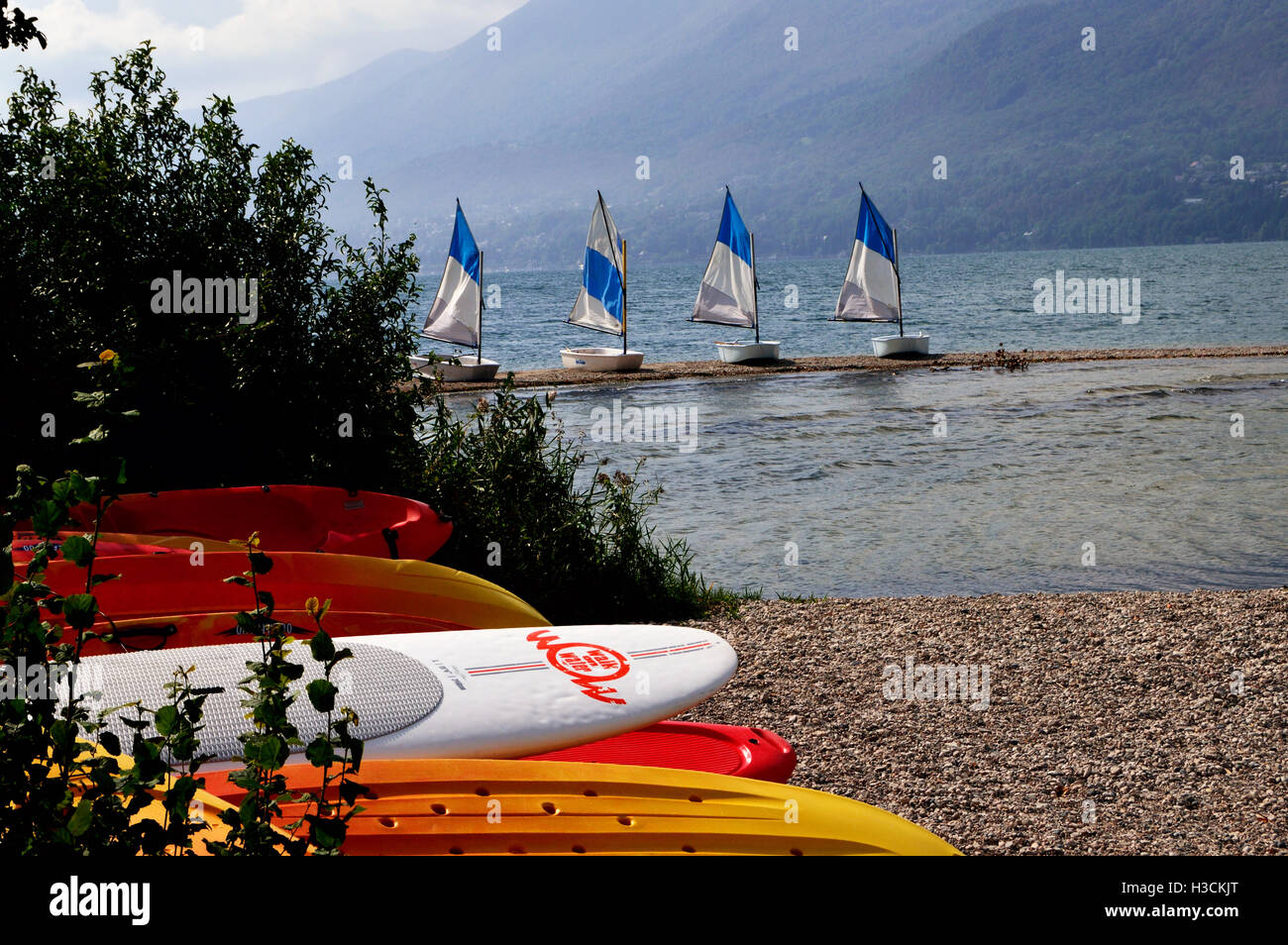 Poco le barche a vela sul lago di Bourget, canoe in primo piano Foto Stock