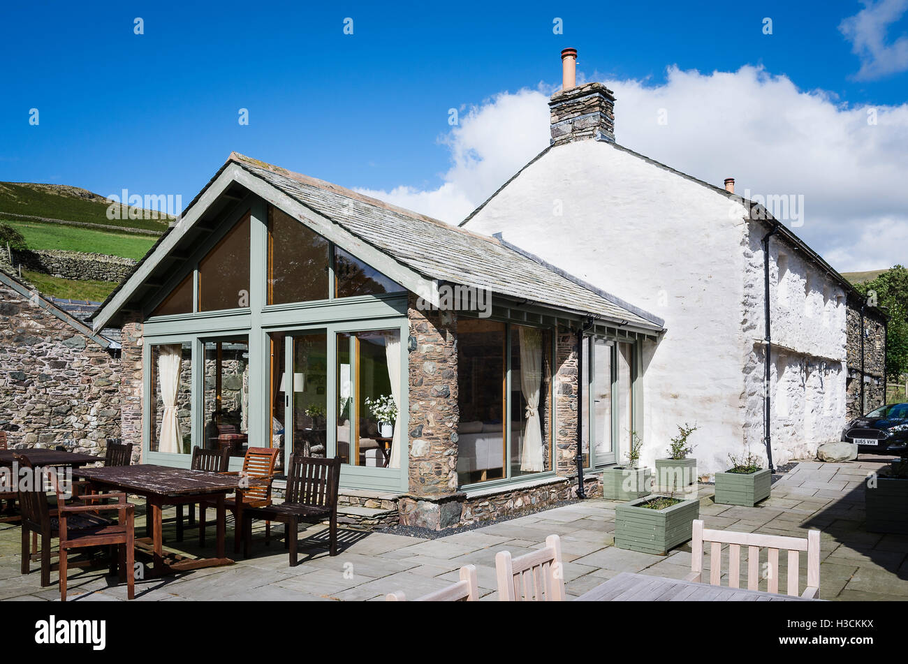 Hause Hall farm e moderna serra usato come una vacanza lasciando in inglese il lago Districtg Foto Stock