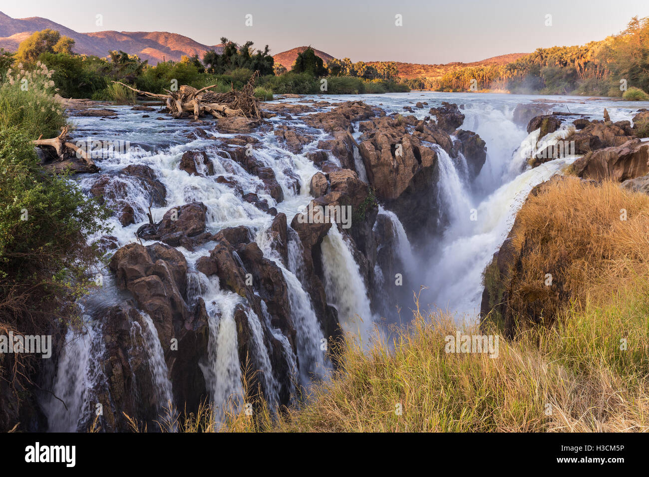 Più flussi comprendono le Epupa Falls, sul fiume Kunene nel Kaokoveld della Namibia settentrionale, al confine con l'Angola. Foto Stock