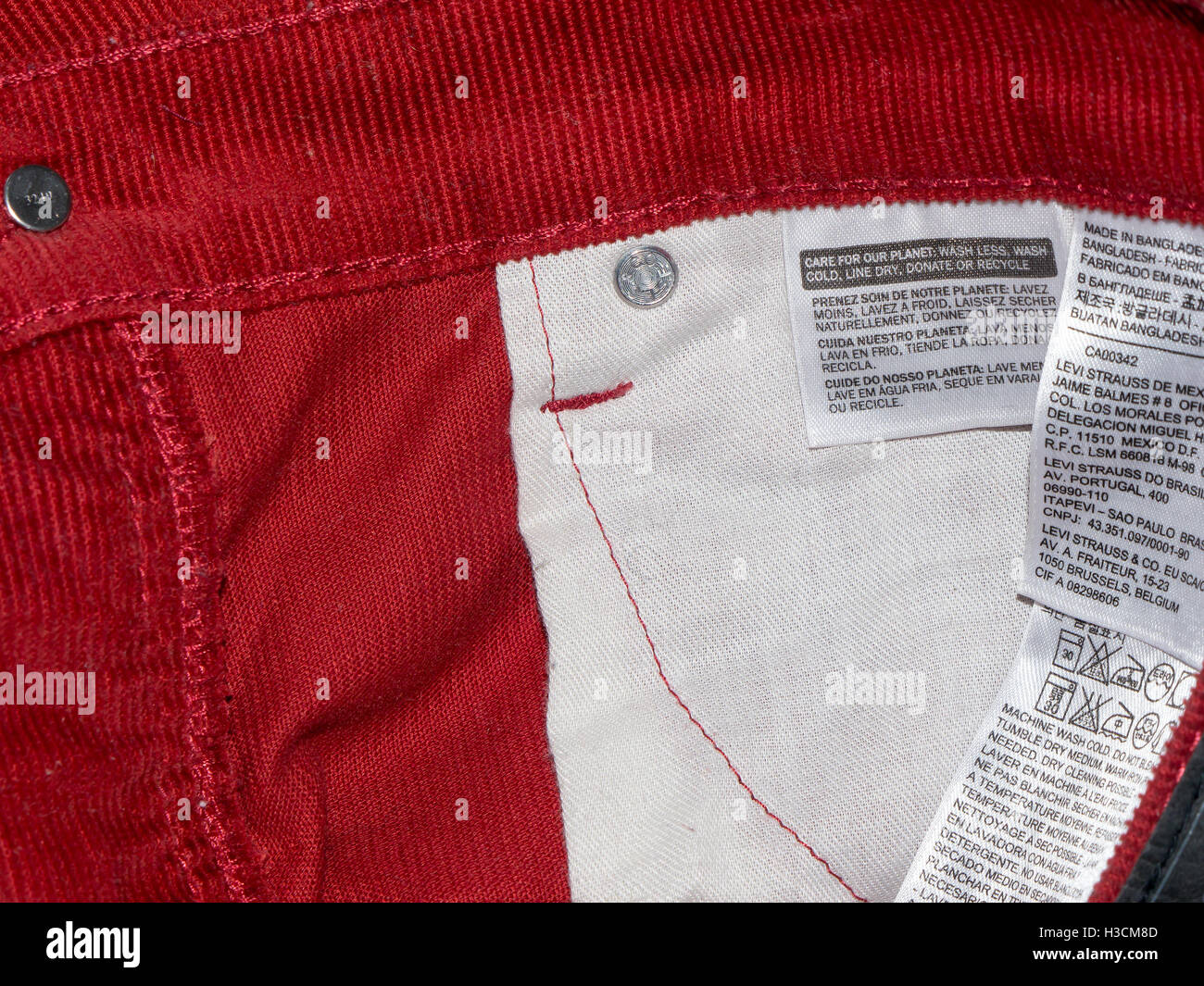 La Bielorussia, Gomel, 28 Maggio 2016.La Levi's velluto rosso jeans. LEVI'S  è un marchio della Levi Strauss e Co, fondata nel 1853 Foto stock - Alamy