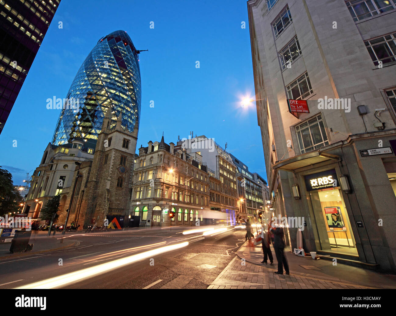 30 St Mary Axe,Gherkin,Swiss Re Building,città di Londra,Inghilterra al crepuscolo Foto Stock