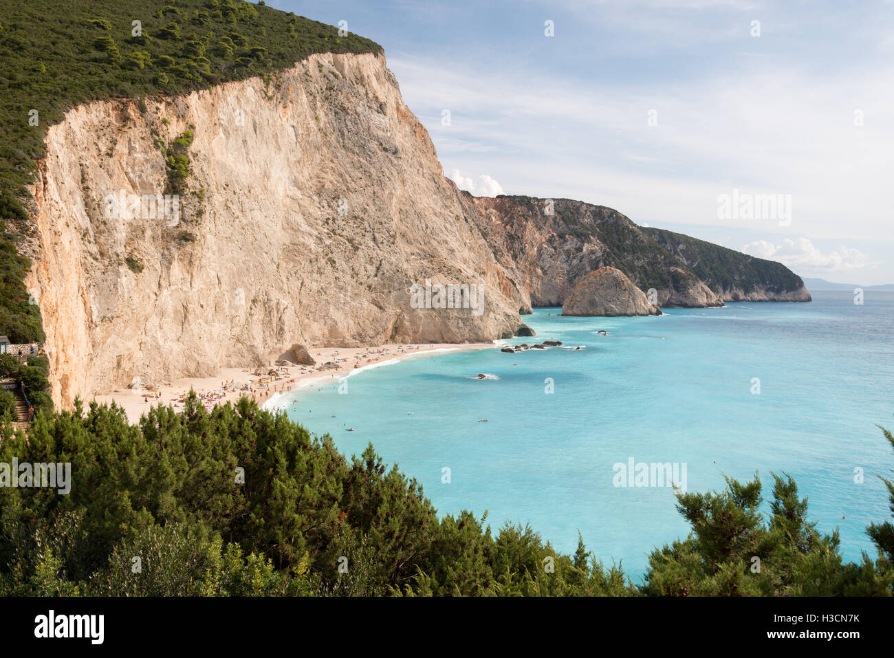 Lefkada, Grecia - 07 Settembre 2016: affollata spiaggia sulla isola di Lefkada island, Grecia. Foto Stock