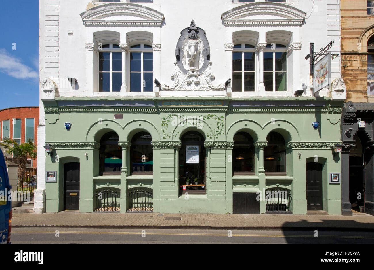 La sala riunioni di un bar e di un ristorante a Bristol, Regno Unito. Foto Stock