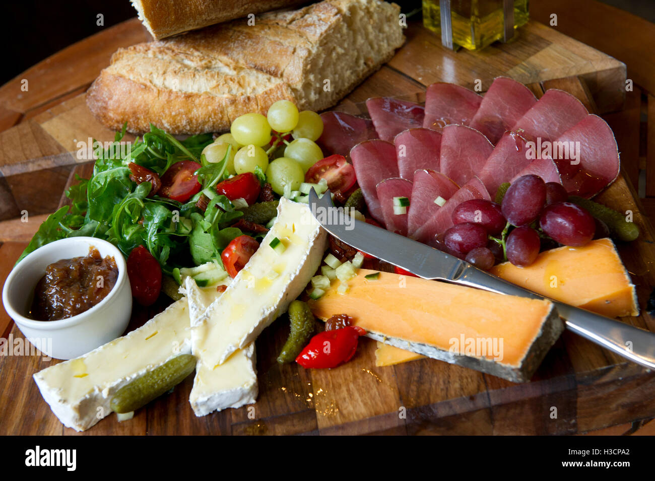 La sala riunioni di un bar e di un ristorante a Bristol, Regno Unito. Foto Stock