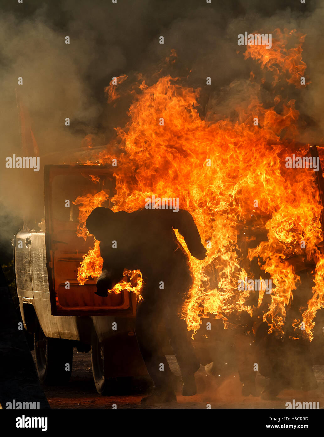 Espediente con bruciare le persone in auto Foto Stock