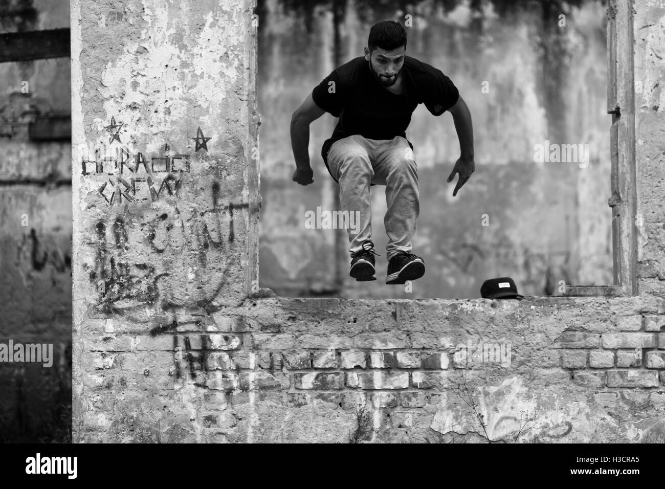 Un colombiano parkour runner effettua un salto su un ostacolo durante un corso di formazione di più team di Parkour in Bogotá, Colombia. Foto Stock