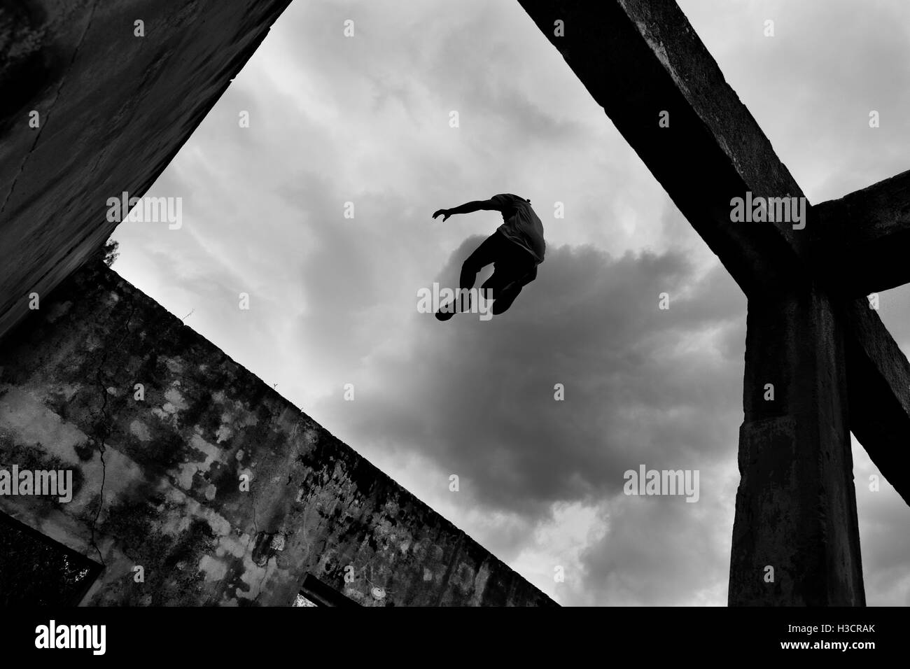 Jose Rodriguez, un freerunner da più team di Parkour, salti dalla sommità delle pareti durante un corso di formazione nella città di Bogotá, Colombia. Foto Stock