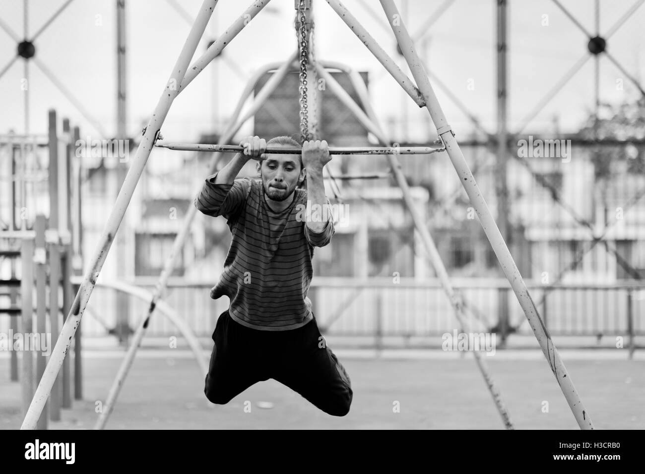 Logan Franco, un freerunner dal team Tamashikaze, esegue il parkour si muove durante un esercizio di Bogotá, in Colombia. Foto Stock