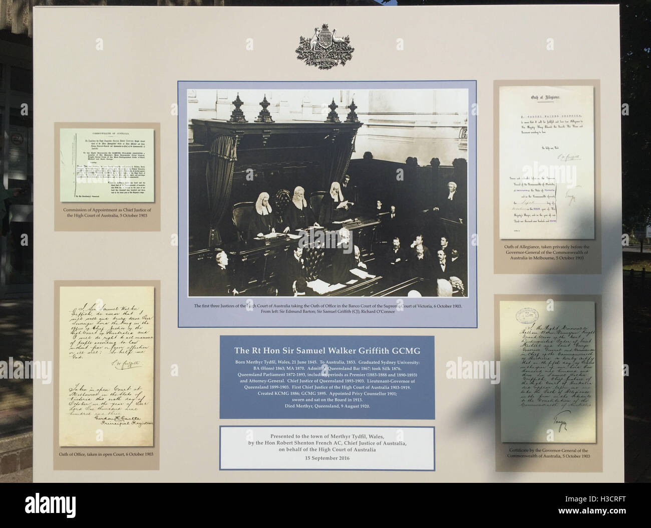 Un montaggio raffiguranti la vita di Merthyr Tydfil nato Sir Samuel Griffith - chi ha continuato a trasformarsi in in Australia il primo Capo della Giustizia, che è stato appositamente commissionato dal presente Capo della Giustizia di Australia robert shenton francese ac- che hanno visitato la cittadina gallese di tribunali davanti a un discorso in Welsh Assembly Senedd del. Foto Stock
