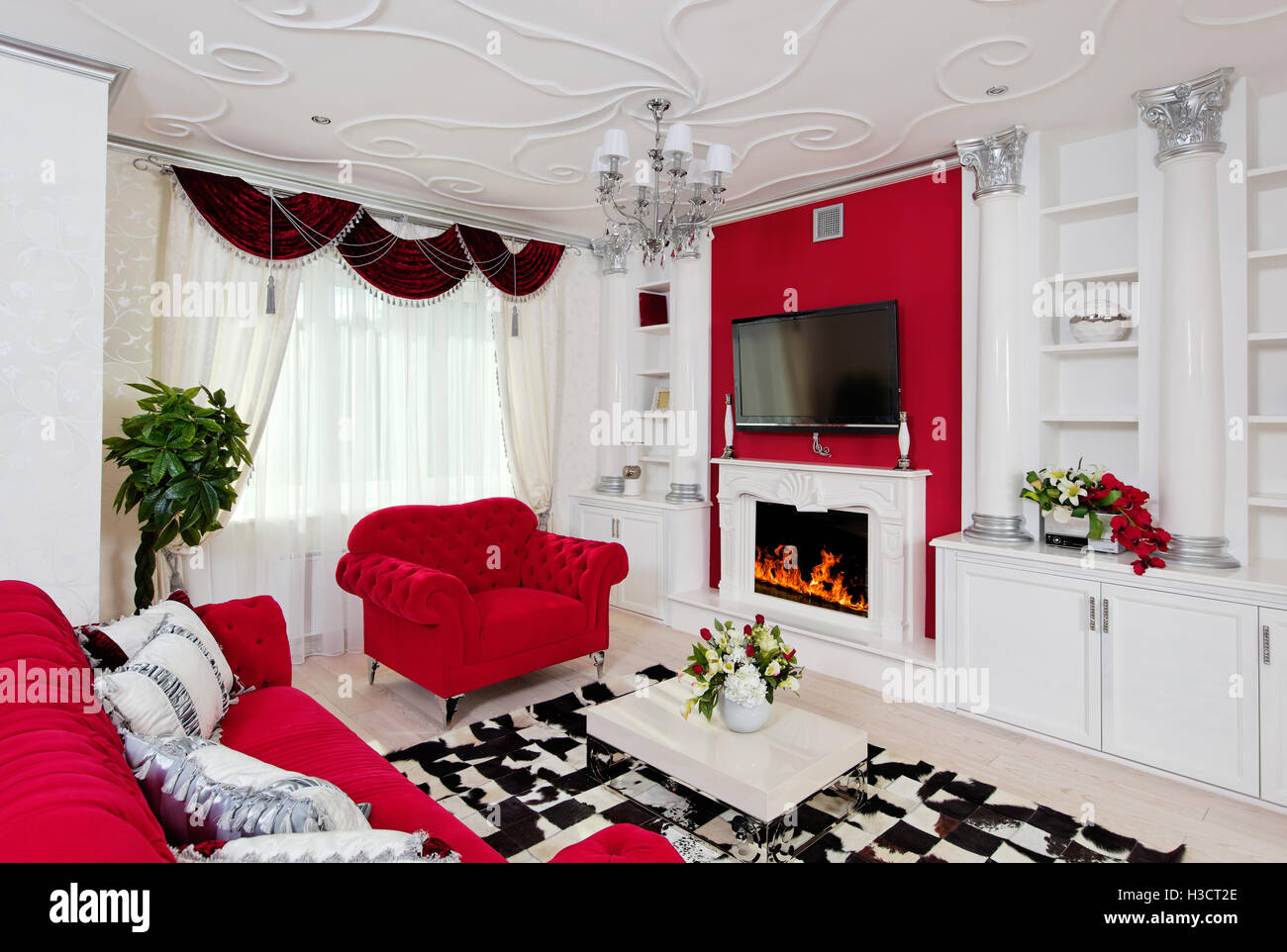 Classico soggiorno interno in bianco, argento e rosso Foto Stock
