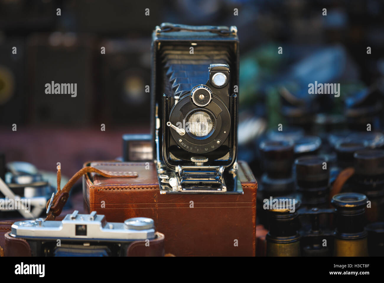 La fotocamera vintage sullo sfondo dei vecchi obiettivi Foto Stock