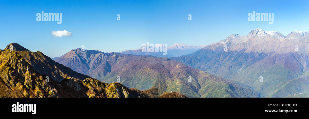 Autunno paesaggio di montagna, la vista delle colline e le vette delle montagne del Caucaso. Krasnaya Polyana Alpine Ski Resort, Sochi, Russia Foto Stock