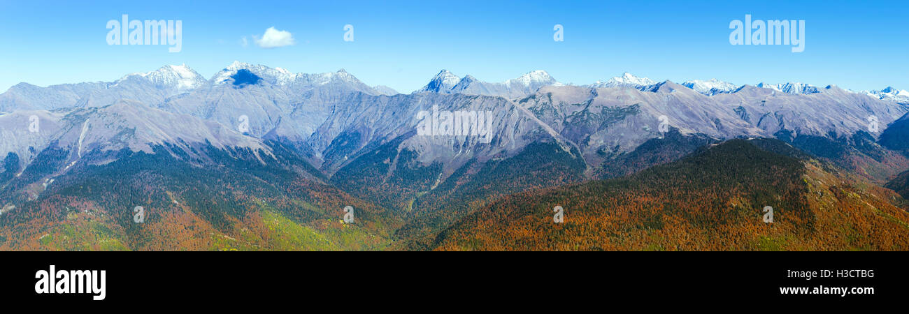 Autunno paesaggio di montagna, la vista delle colline e le vette delle montagne del Caucaso. Krasnaya Polyana Alpine Ski Resort, Sochi, Russia Foto Stock