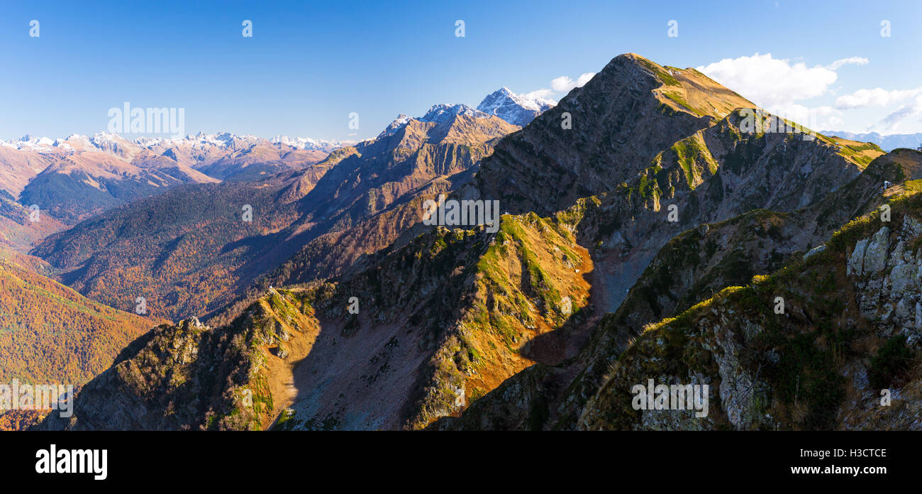 Autunno paesaggio di montagna, la vista delle colline e le vette delle montagne del Caucaso. Krasnaya Polyana Alpine Ski Resort, Sochi, Russia Foto Stock