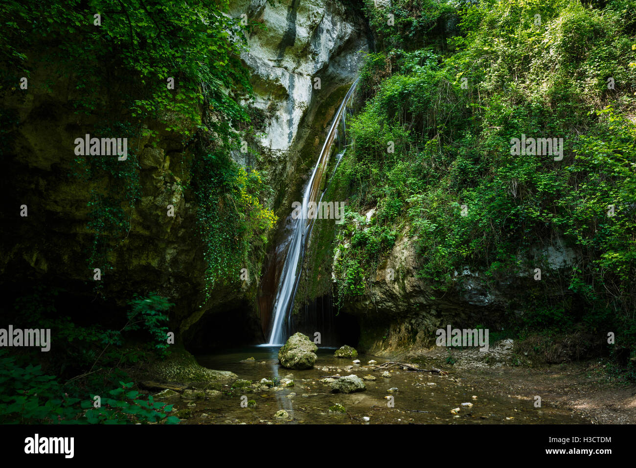 Cascata in una foresta di Molina, Italia Foto Stock