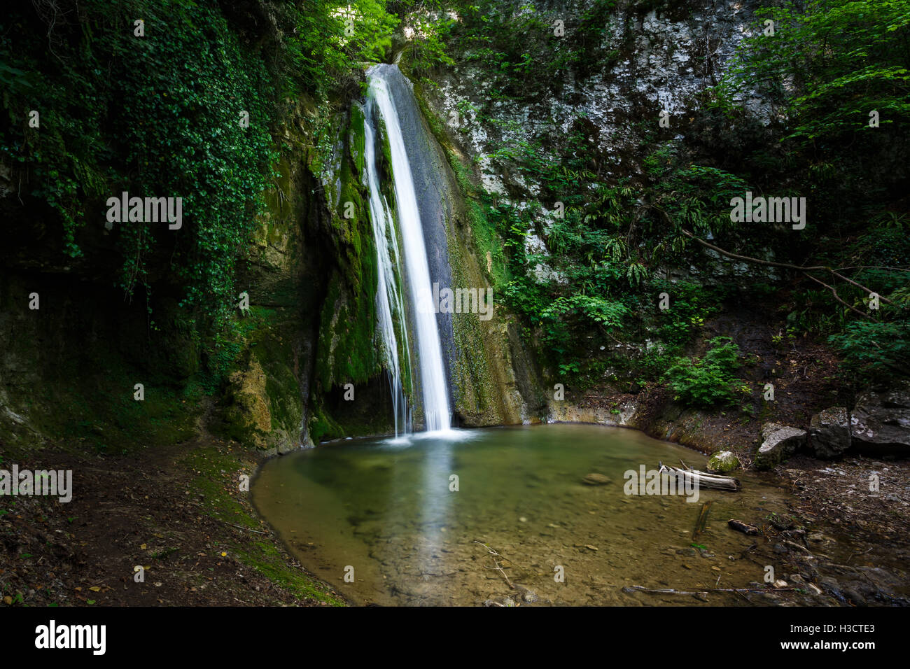 Cascata in una foresta di Molina, Italia Foto Stock