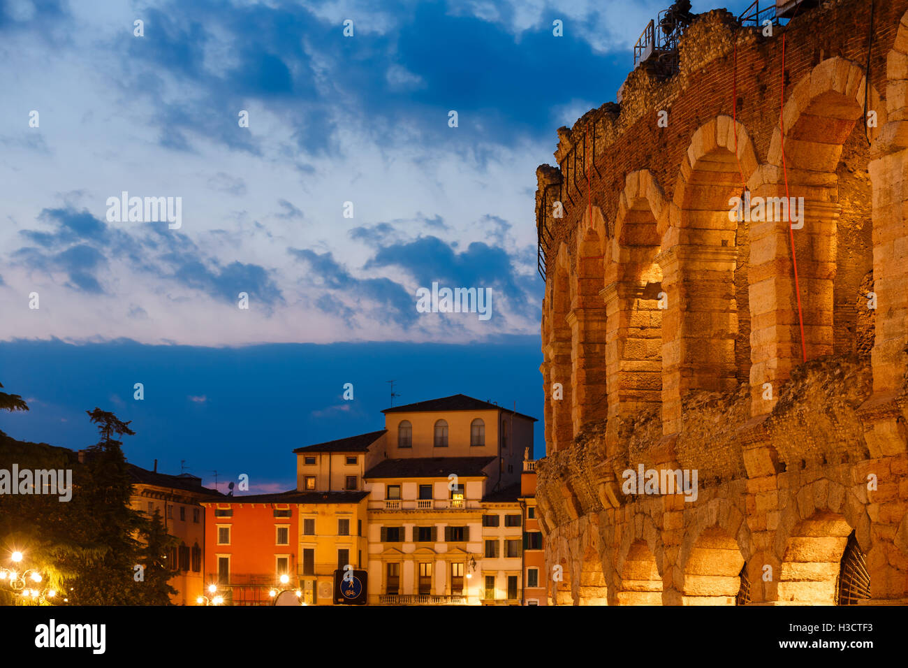 La parete di Arena di Verona al tempo della sera Foto Stock