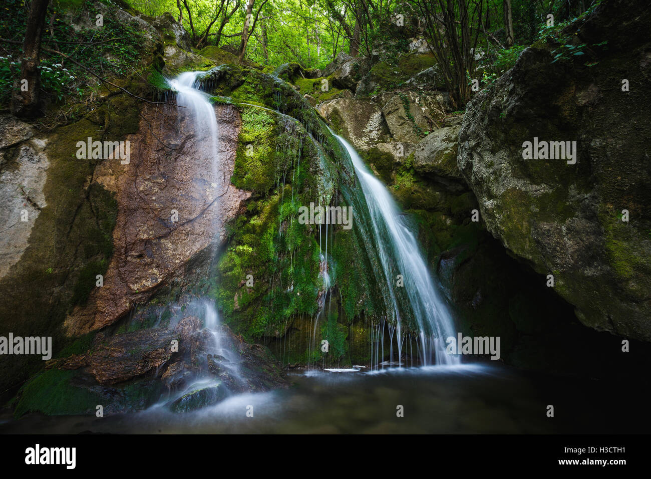 Cascata in una foresta del Nord Italia Foto Stock