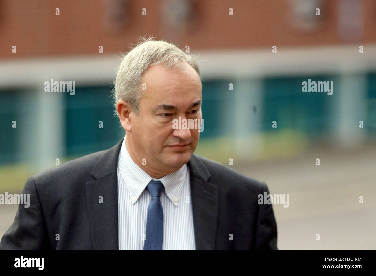 David Naylor, 57, direttore di Express porte Hi-Fold Limited, arrivando a Guildford Crown Court dove egli è accusato di omicidio colposo da grave negligenza oltre la morte di due membri della band del pescatore amici. Foto Stock