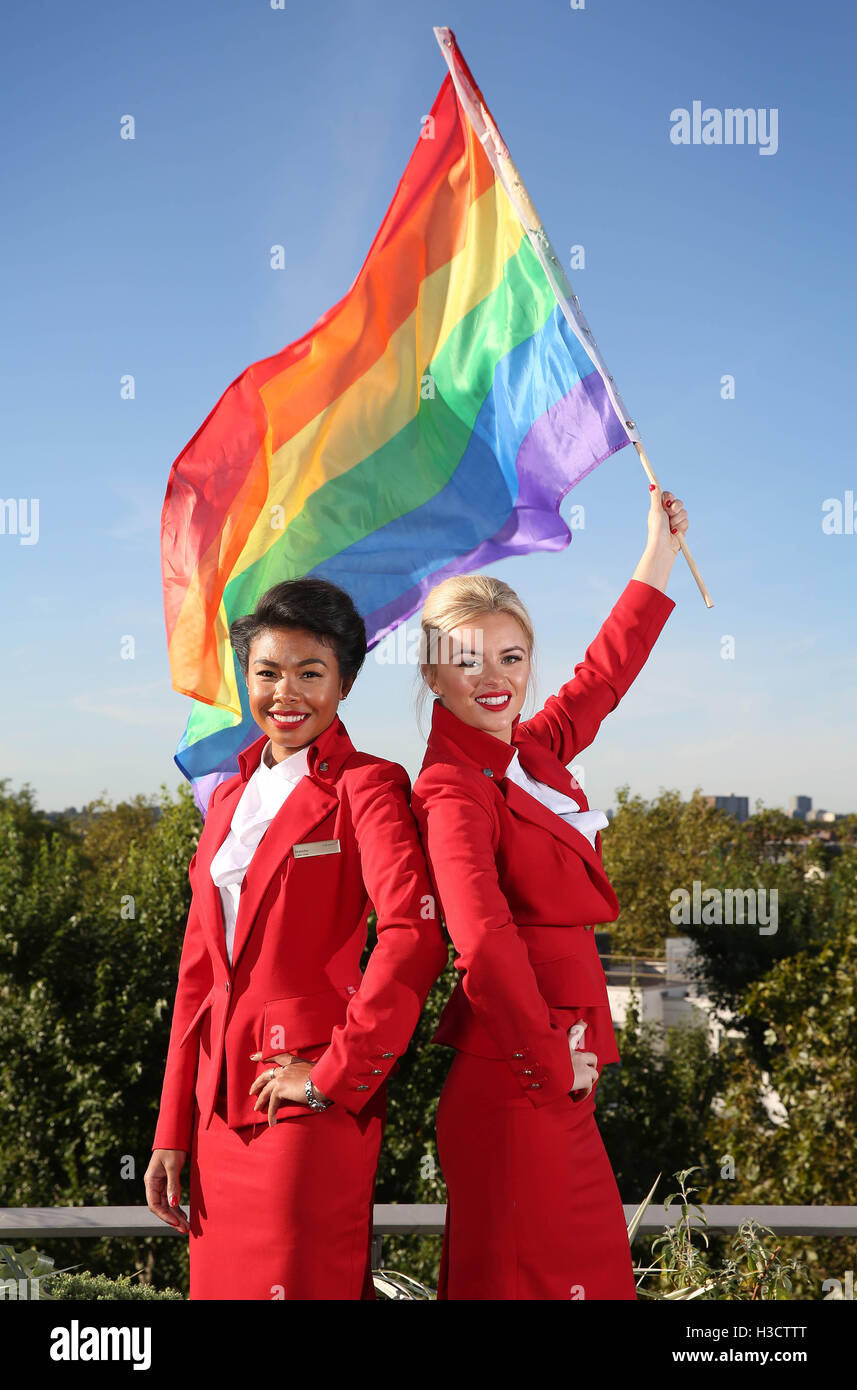 Cabin Crew Chloe Clark (a destra) e Natasha Chetty mostrano il loro sostegno per la Virgin Holidays LOSETEHELABELS LGBT Equality nella campagna di viaggi presso la sede centrale Virgin di Londra. Foto Stock