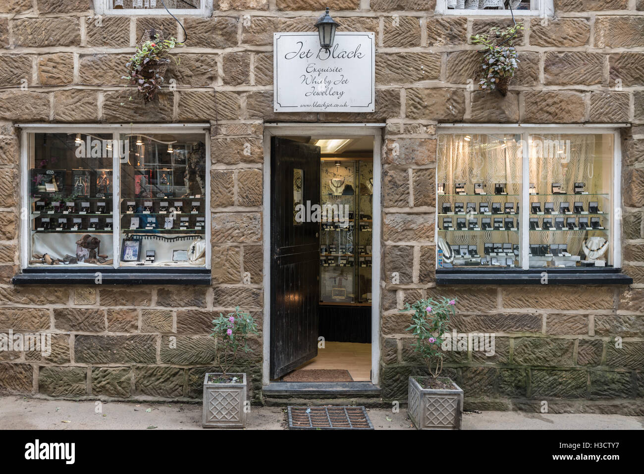 Jet Black una gioielleria sulla nuova strada Robin Hood's Bay specializzata in getto di Whitby Foto Stock