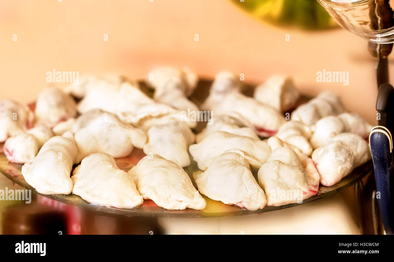 Bella fresca handmad gnocchi con ciliegie per mangiare Foto Stock