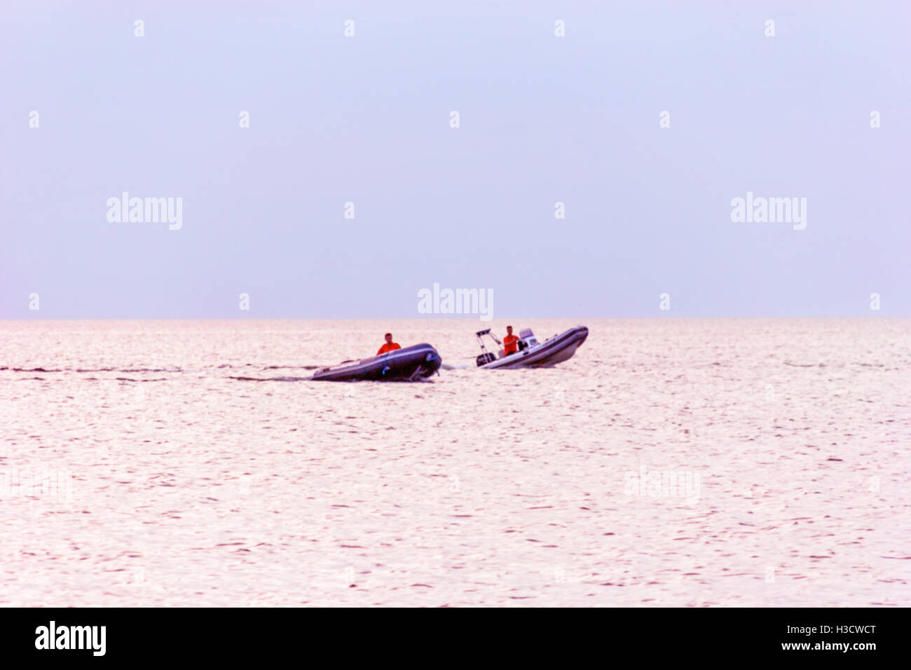 Due imbarcazioni gonfiabili a bella vista mare Foto Stock