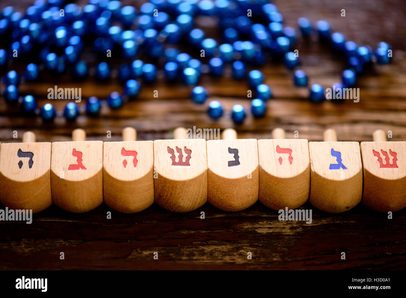 Disposizione dei dreidels ebraica per Hanukkah impostato su legno rustico. Foto Stock