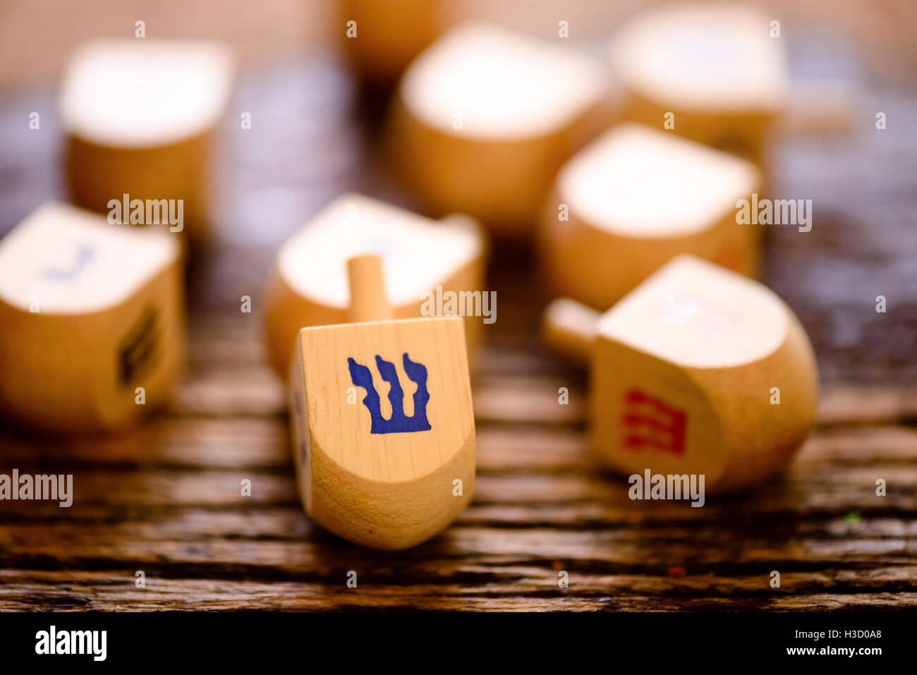 Disposizione dei dreidels ebraica per Hanukkah impostato su legno rustico. Foto Stock