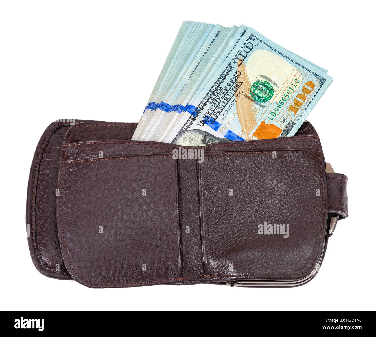 Portafoglio aperto con una banconote da cento dollari spuntavano, isolato su sfondo bianco Foto Stock