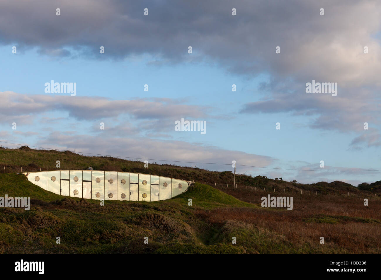 Eco-home a Druidstone, Pembrokeshire catturati nel sun. Foto Stock
