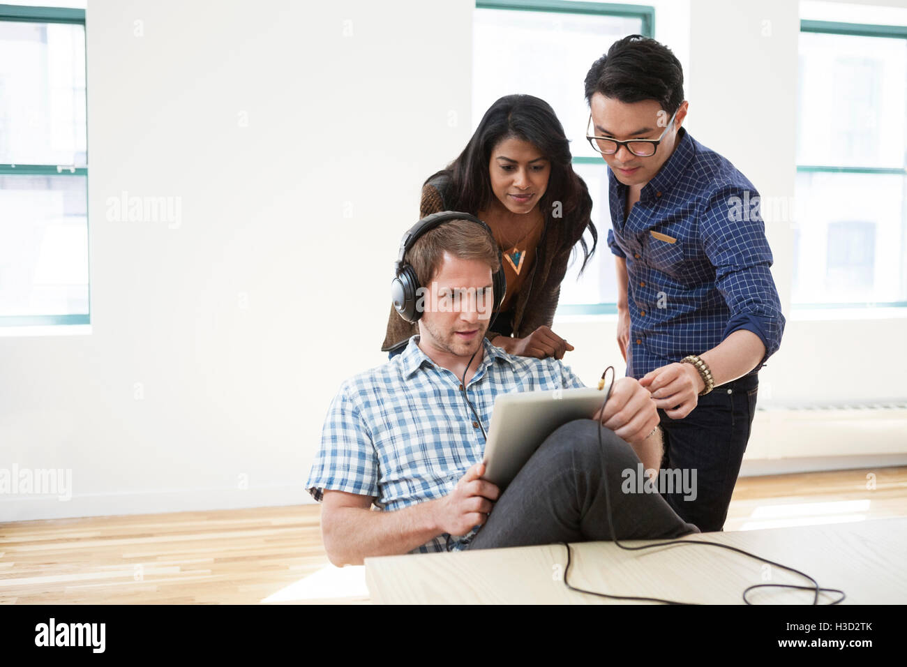 Multi-etnico la gente di affari con computer tablet in ufficio creativo Foto Stock