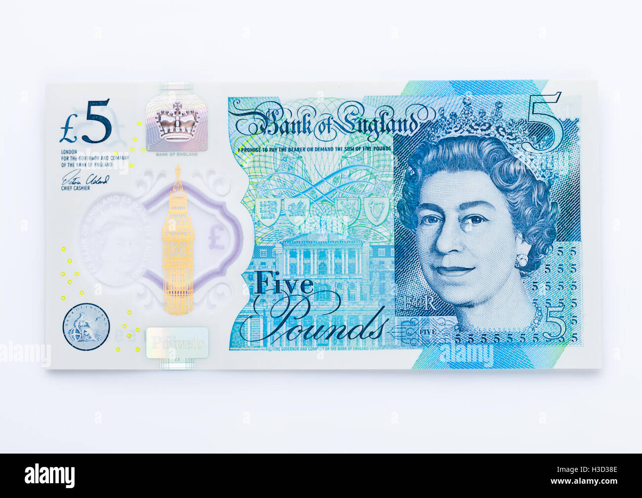 In plastica nuovo cinque pound nota British soldi su sfondo bianco Foto Stock