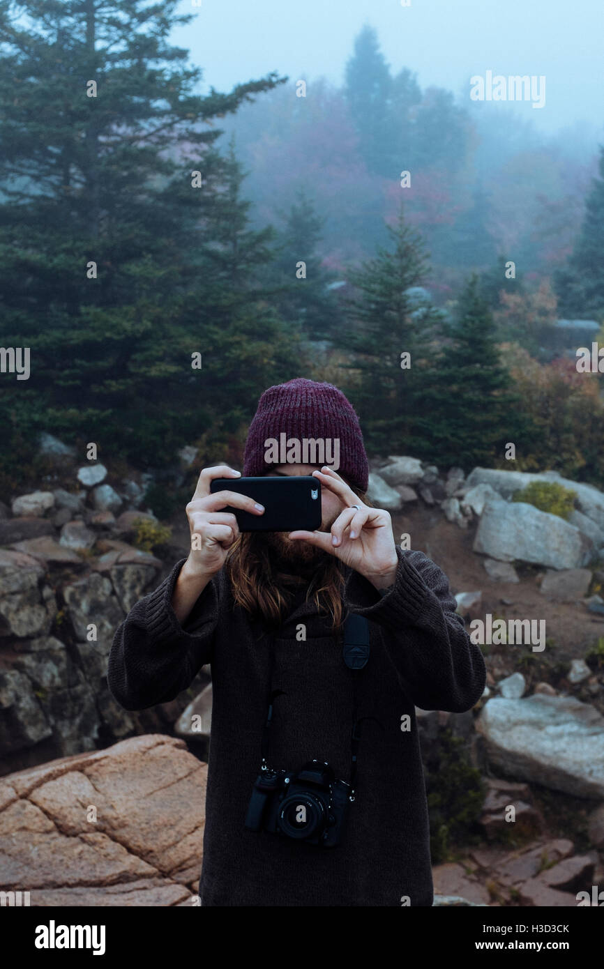 Donna fotografare con il telefono cellulare durante il periodo invernale Foto Stock