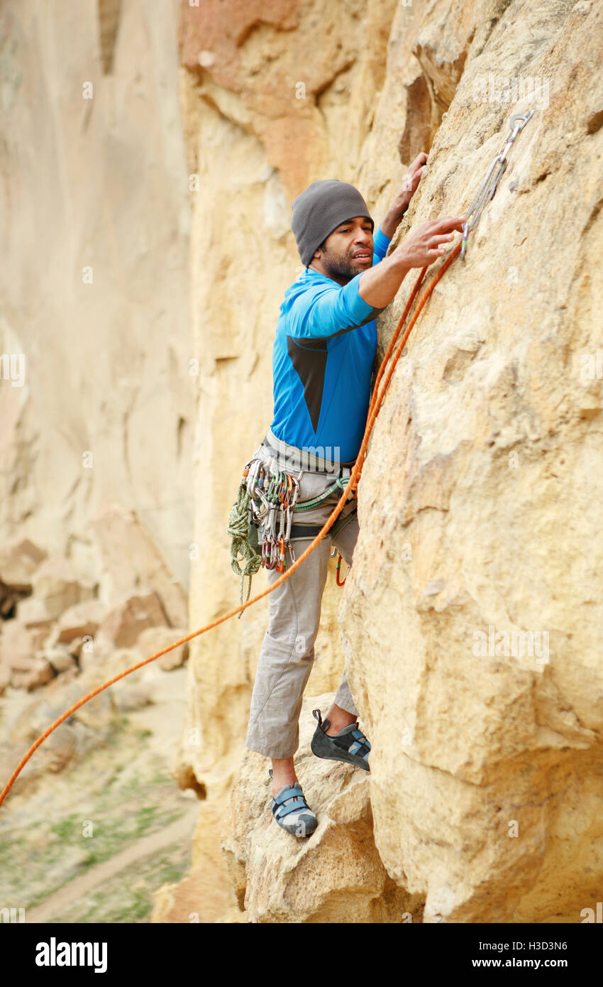 Determinato uomo rock climbing Foto Stock