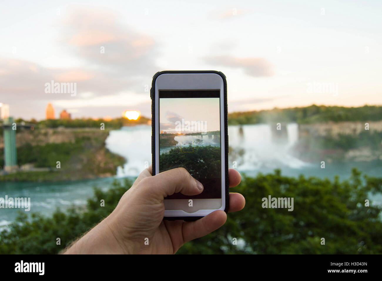 Immagine ritagliata dell'uomo fotografare con il telefono cellulare Foto Stock