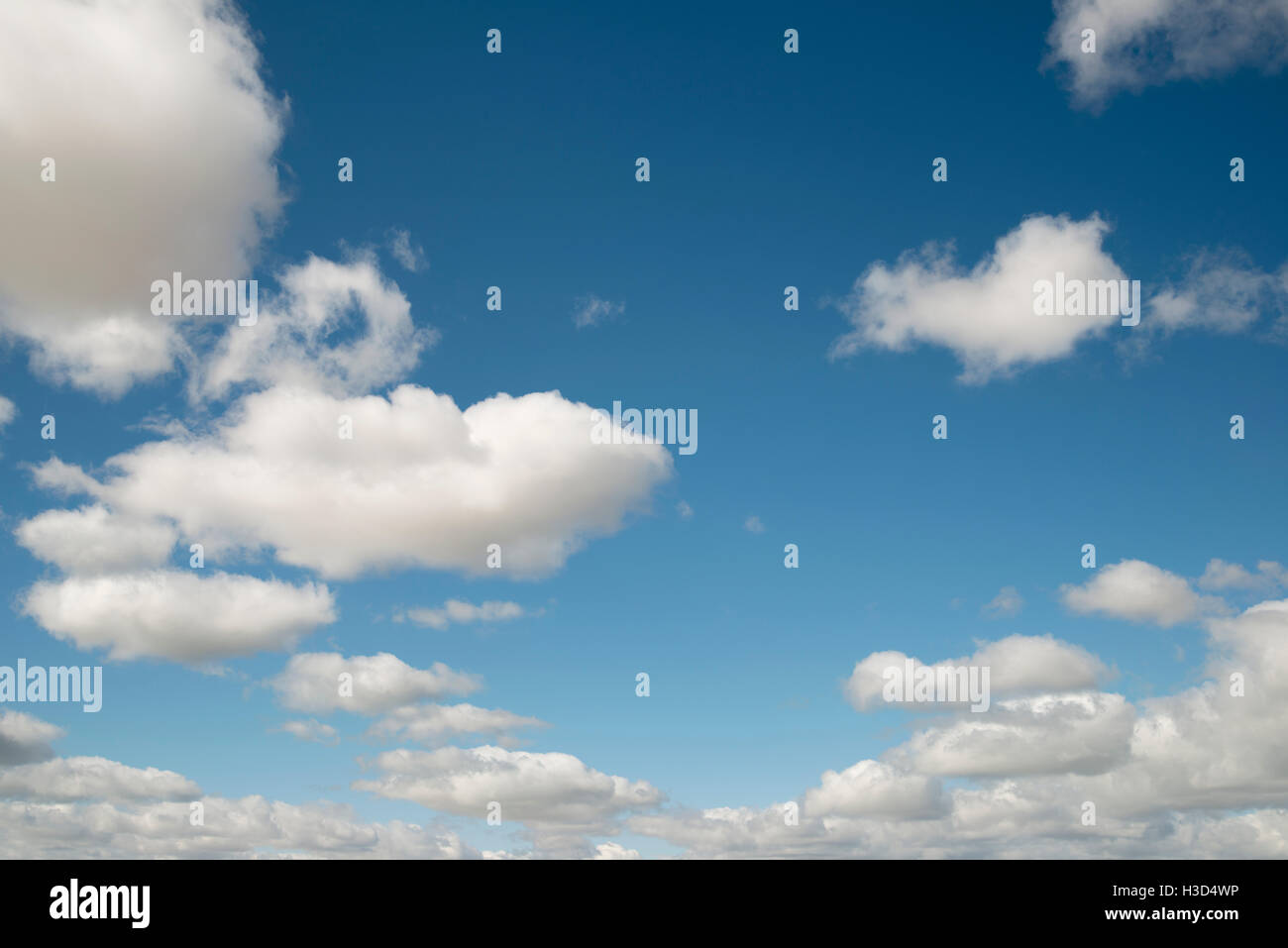 Basso angolo di visione del cielo molto nuvoloso Foto Stock