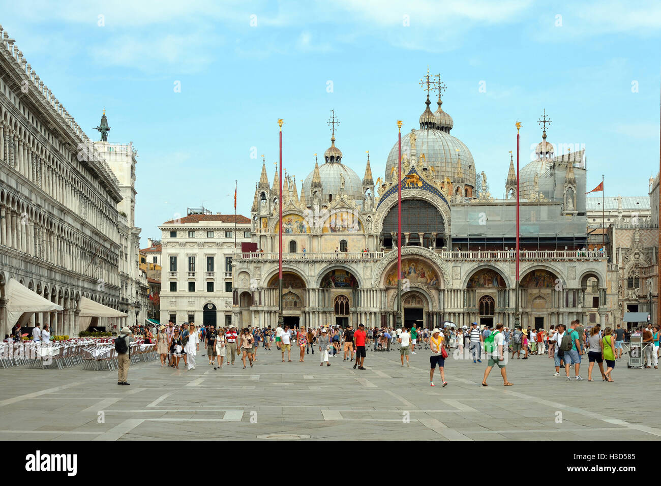 Turisti in piazza San Marco di fronte alla Basilica di San Marco di Venezia in Italia. Foto Stock